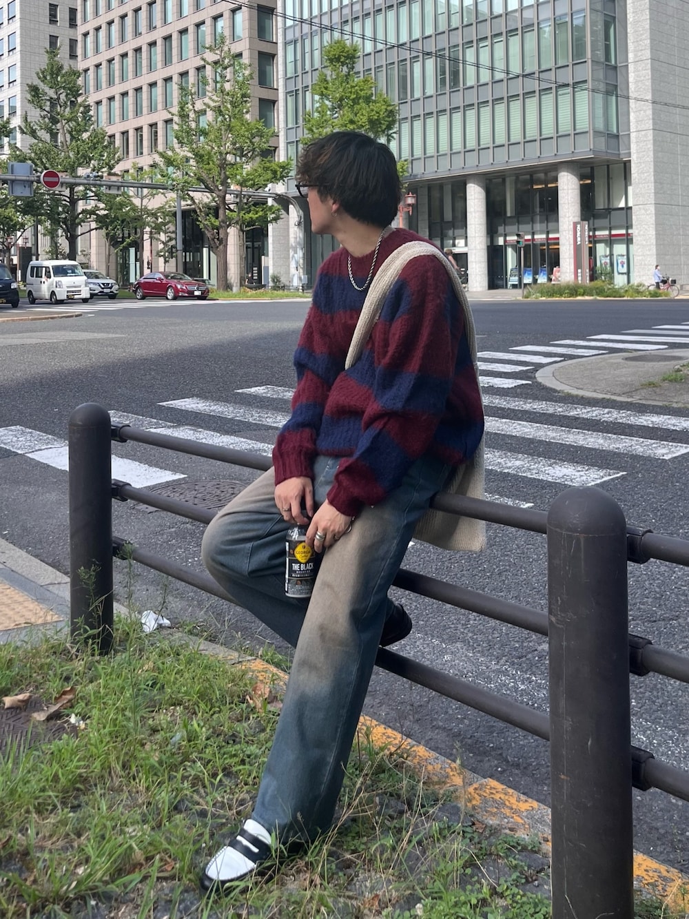 「秋服まるっと大公開、ショルダーバッグ、ベージュ、お出かけコーデ、シンプルコーデ、ワイドパンツ、メガネ男子、休日スタイル、デニム、ニット、ハロウィン、ローファー、相互フォロー、いいね返し、フォローミー」｜「CPCMの畦編みボーダーニットプルオーバー（ニット/セーター、レッド系）」を使った、Ryota Iijimaさん（メンズ・172cm）の秋コーディネートの1枚目の写真