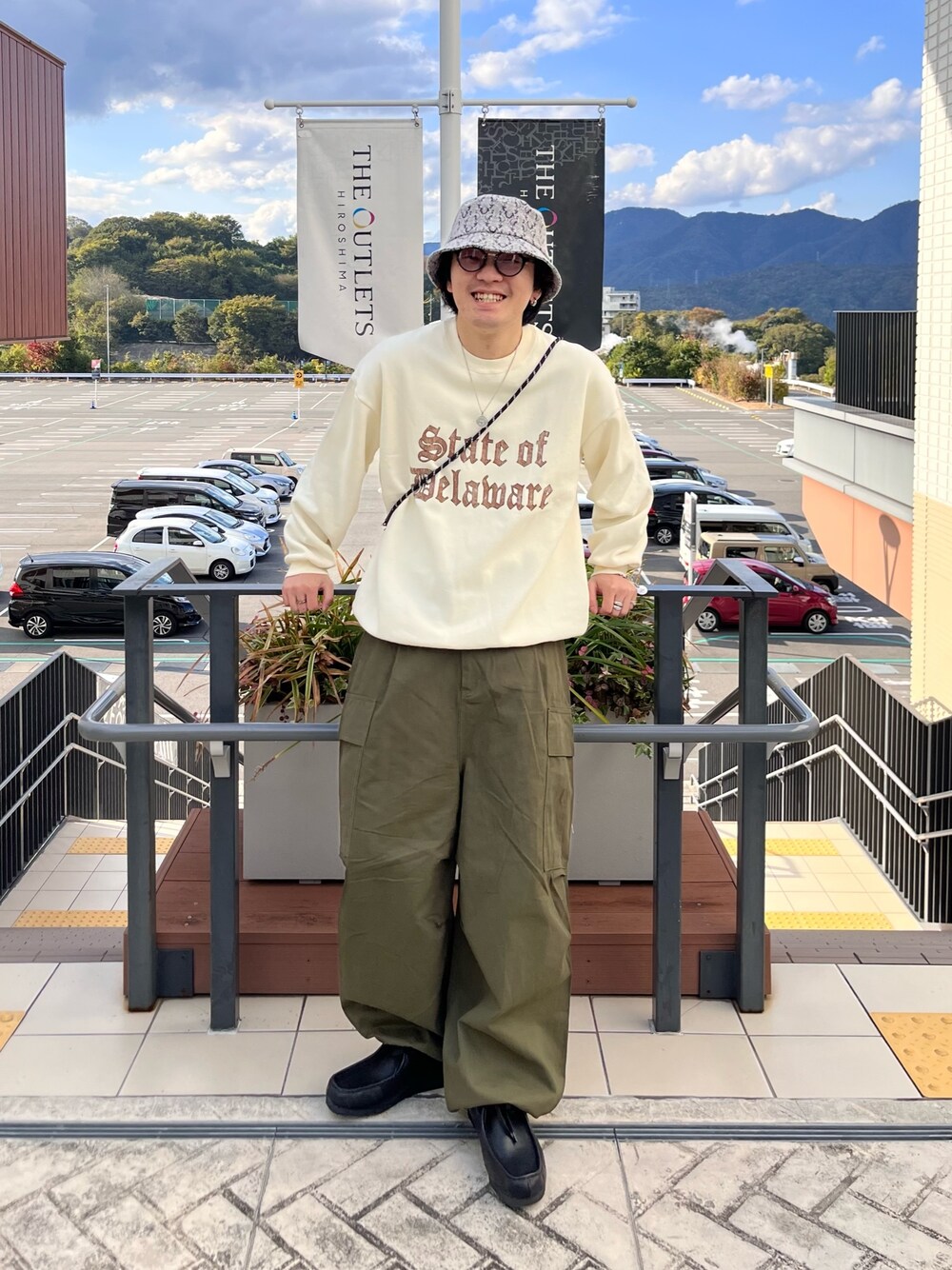 「新星WEARISTAにエントリー、カーゴパンツ、ブーツ、韓国ファッション、スウェット、キャップ、休日スタイル、ホワイトコーデ、クリスマスに着たい服、古着MIX、マイベストコーデ2023、お出かけコーデ、プチプラ、ワイドパンツ、レザー」｜「CPCMのパウダー加工プリントスウェット（スウェット、ブラック系）」を使った、Ryota Iijimaさん（メンズ・172cm）の冬コーディネートの1枚目の写真