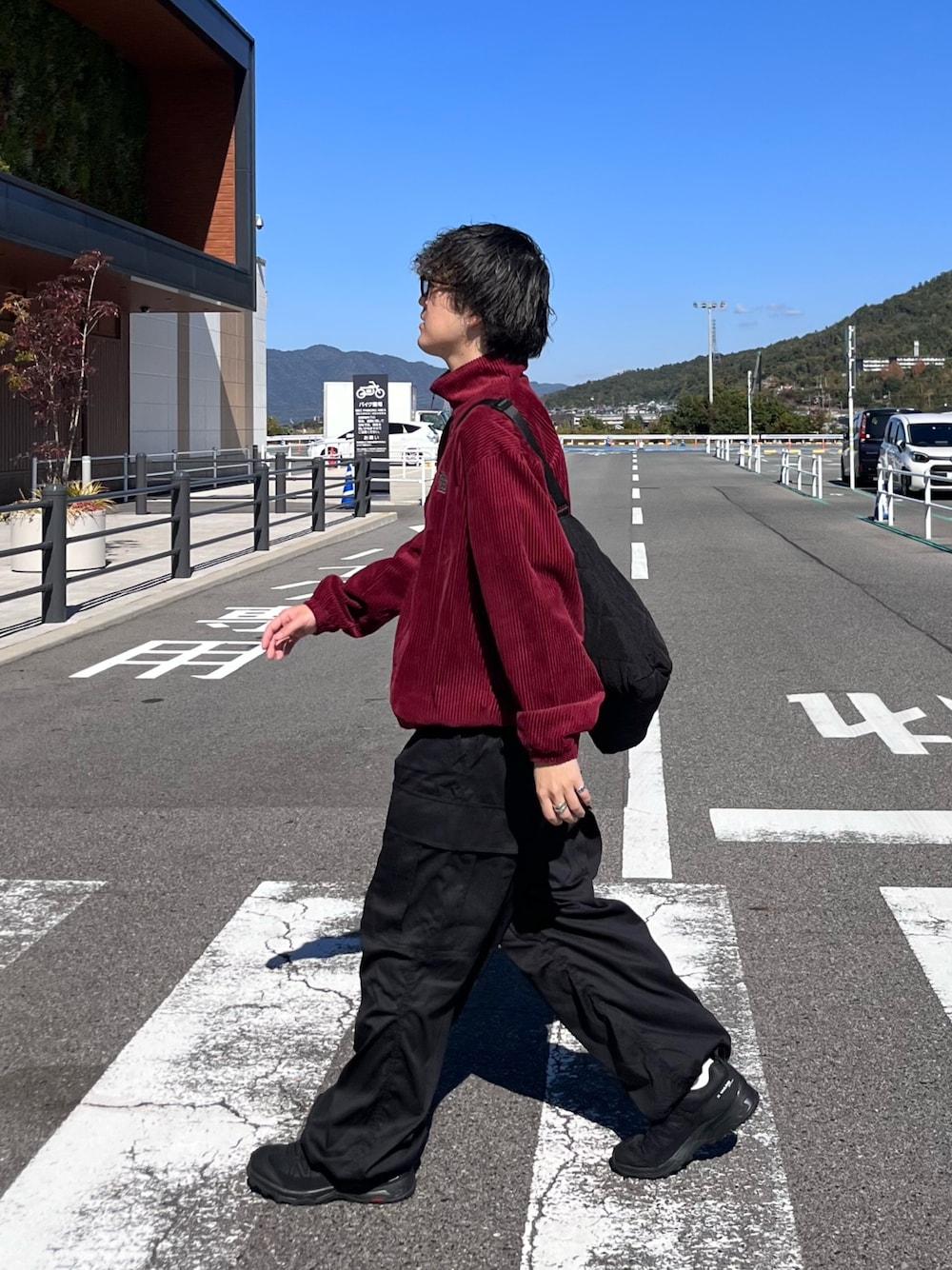 「ファッションを楽しもう、プチプラ、古着MIX、冬コーデ、スニーカー、コーデュロイ、キルティング、ストリート、ミニバッグ、カーゴパンツ、韓国ファッション、相互フォロー、いいね返し、トラックジャケット」｜「CPCMの綿ツイルカーゴパンツ（カーゴパンツ、ブラック系）」を使った、Ryota Iijimaさん（メンズ・172cm）の秋コーディネートの1枚目の写真