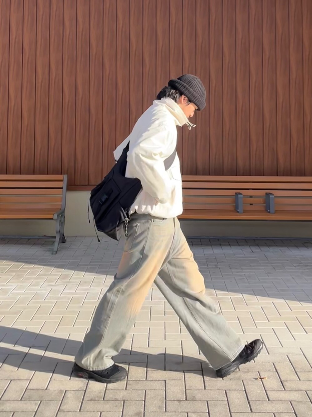 「おしゃ見えテクニック、ニット帽、スニーカー、マイベストコーデ2023、お出かけコーデ、デニム、プチプラ、ワイドパンツ、ショルダーバッグ、ストリート、淡色コーデ、冬コーデ、ニット、キャップ、ハーフジップ」｜「CPCMのグログランハーフジッププルオーバー（その他アウター、ブラック系）」を使った、Ryota Iijimaさん（メンズ・172cm）の冬コーディネートの1枚目の写真