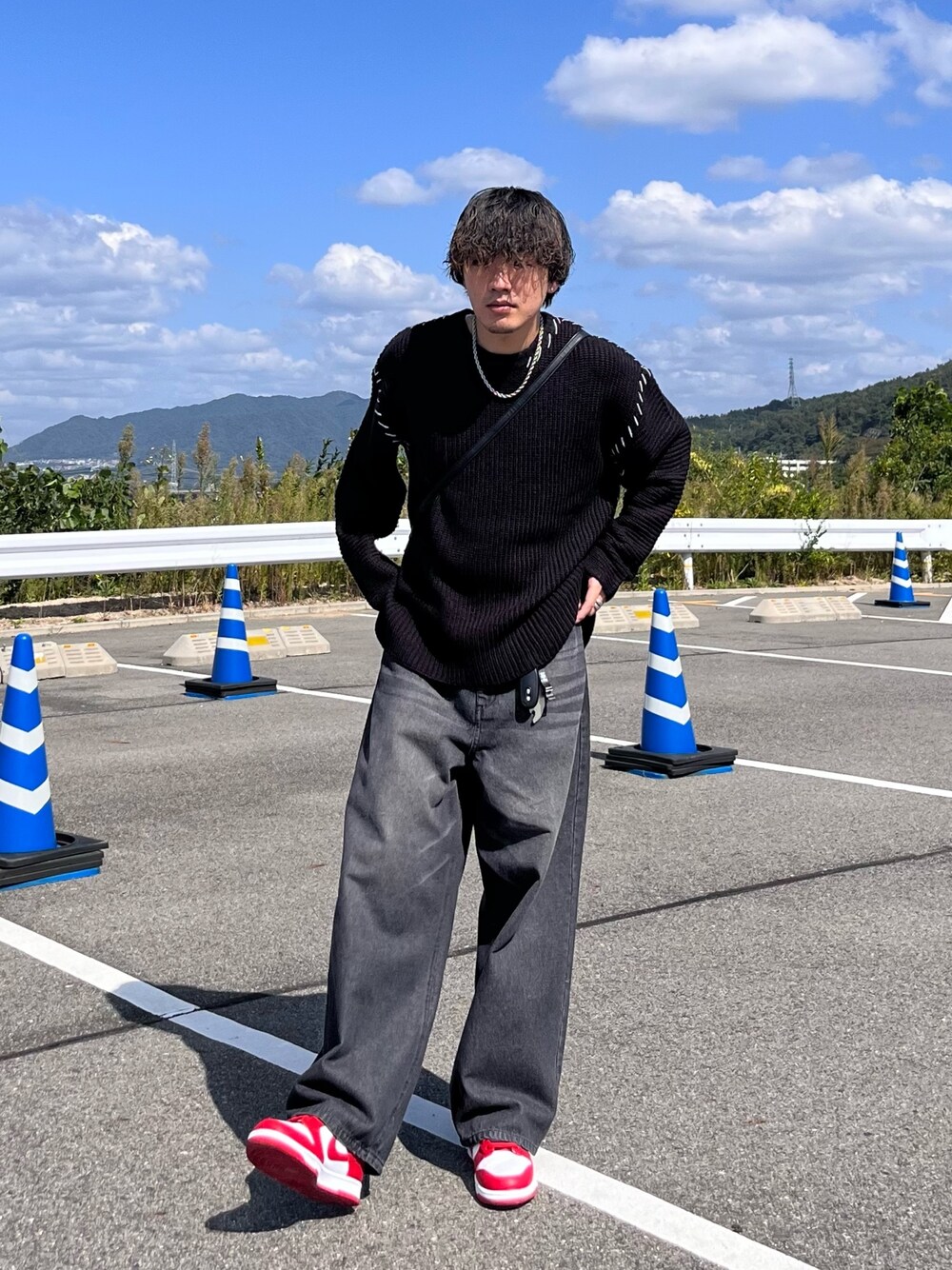 「ファッションを楽しもう、ショルダーバッグ、モノトーン、ビッグシルエット、スポーツミックス、お出かけコーデ、レザー、プチプラ、デニム、スニーカー、ニット、ブラックコーデ、相互フォロー、いいね返し」｜「CPCMのオーバーダイデニムワイドパンツ（デニムパンツ、レッド系）」を使った、Ryota Iijimaさん（メンズ・172cm）の秋コーディネートの1枚目の写真