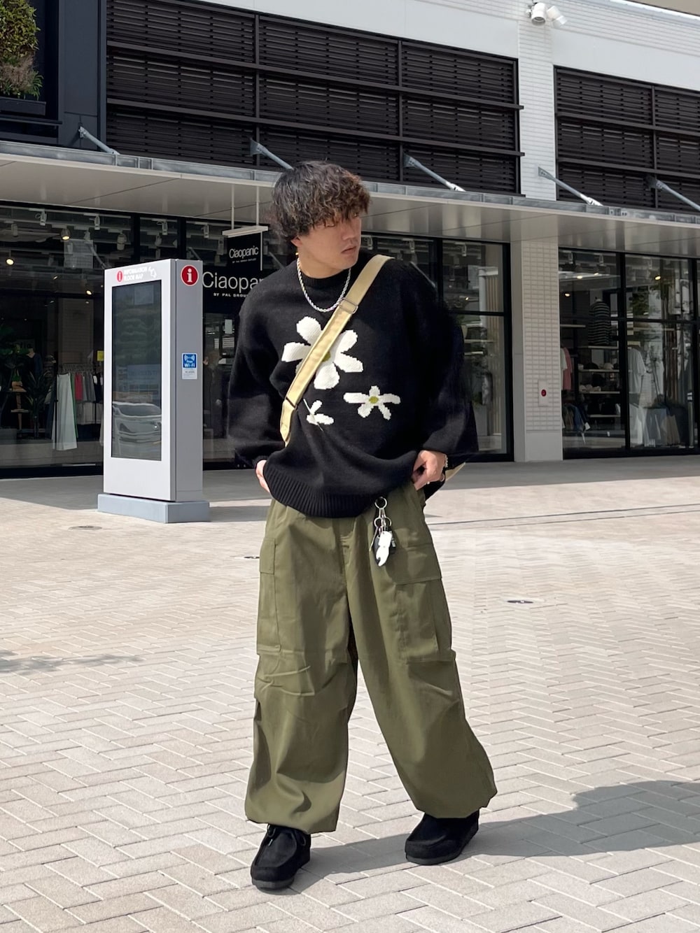 「アウトドアスタイル、シンプルコーデ、ワイドパンツ、休日スタイル、ニット、ハロウィン、ストリート、カーゴパンツ、ブーツ、ショルダーバッグ、ビッグシルエット、ジャガードニット、相互フォロー、いいね返し、フォローミー」｜「CPCMのお花ジャガードBIGニット（ニット/セーター、ブラック系）」を使った、Ryota Iijimaさん（メンズ・172cm）の秋コーディネートの1枚目の写真