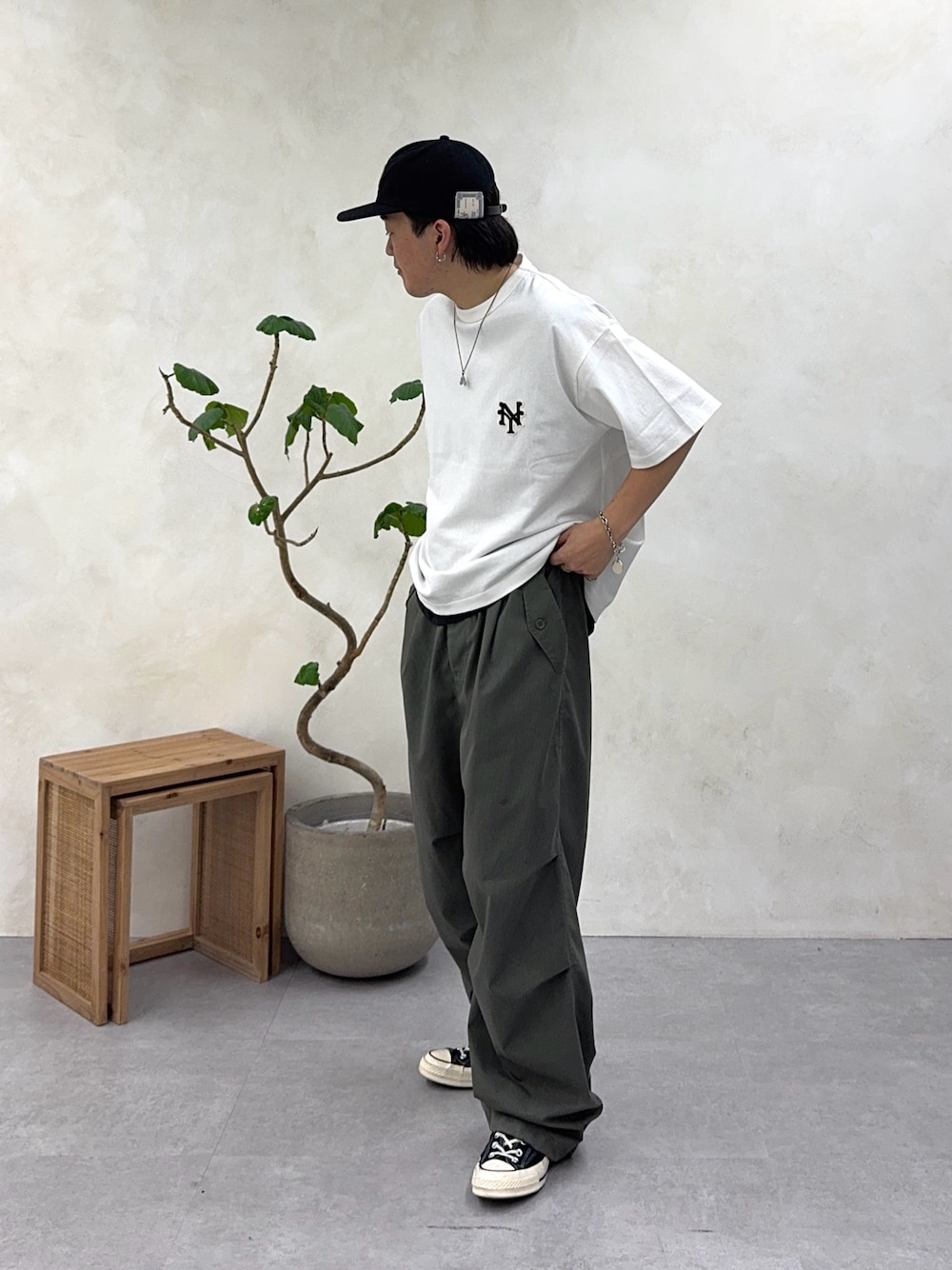「白Tシャツ、夏ルックで気分アップ、休日スタイル、ロゴT、キャップ、テーマパークコーデ、シンプルコーデ、夏コーデ、スニーカー、スポーツミックス、プチプラ」｜「CPCMの【AIR HOLE】ニータックパンツ（その他パンツ、ブラック系）」を使った、Ryota Iijimaさん（メンズ・172cm）の夏コーディネートの1枚目の写真