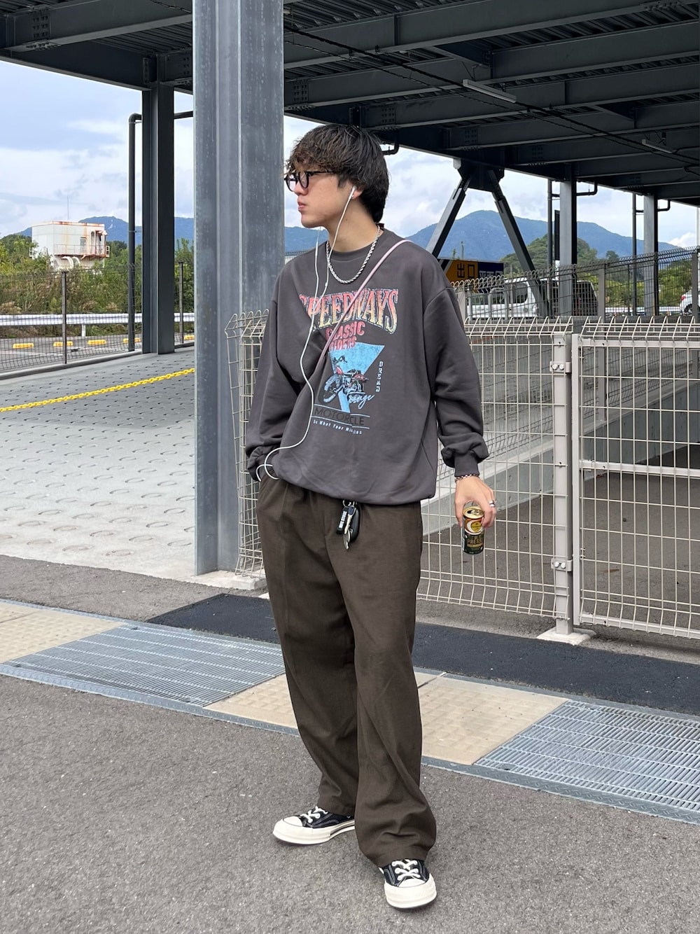 「ファッションを楽しもう、ストリート、淡色コーデ、モノトーン、ビッグシルエット、スラックス、スウェット、スポーツミックス、お出かけコーデ、プチプラ、スニーカー、相互フォロー、いいね返し」｜「CPCMの裏毛ロックライクスウェット（スウェット、ブラック系）」を使った、Ryota Iijimaさん（メンズ・172cm）の秋コーディネートの1枚目の写真