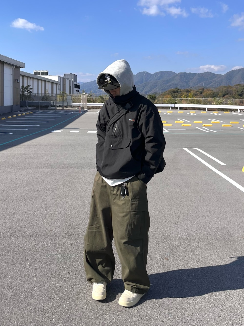 「新星WEARISTAにエントリー、おしゃ見えテクニック、キャップ、冬アウター、休日スタイル、クリスマスに着たい服、スニーカー、マイベストコーデ2023、ストリート、お出かけコーデ、プチプラ、ワイドパンツ、ショルダーバッグ、カーゴパンツ、カラーレンズ」｜「CPCMの綿ツイルカーゴパンツ（カーゴパンツ、ブラック系）」を使った、Ryota Iijimaさん（メンズ・172cm）の冬コーディネートの1枚目の写真