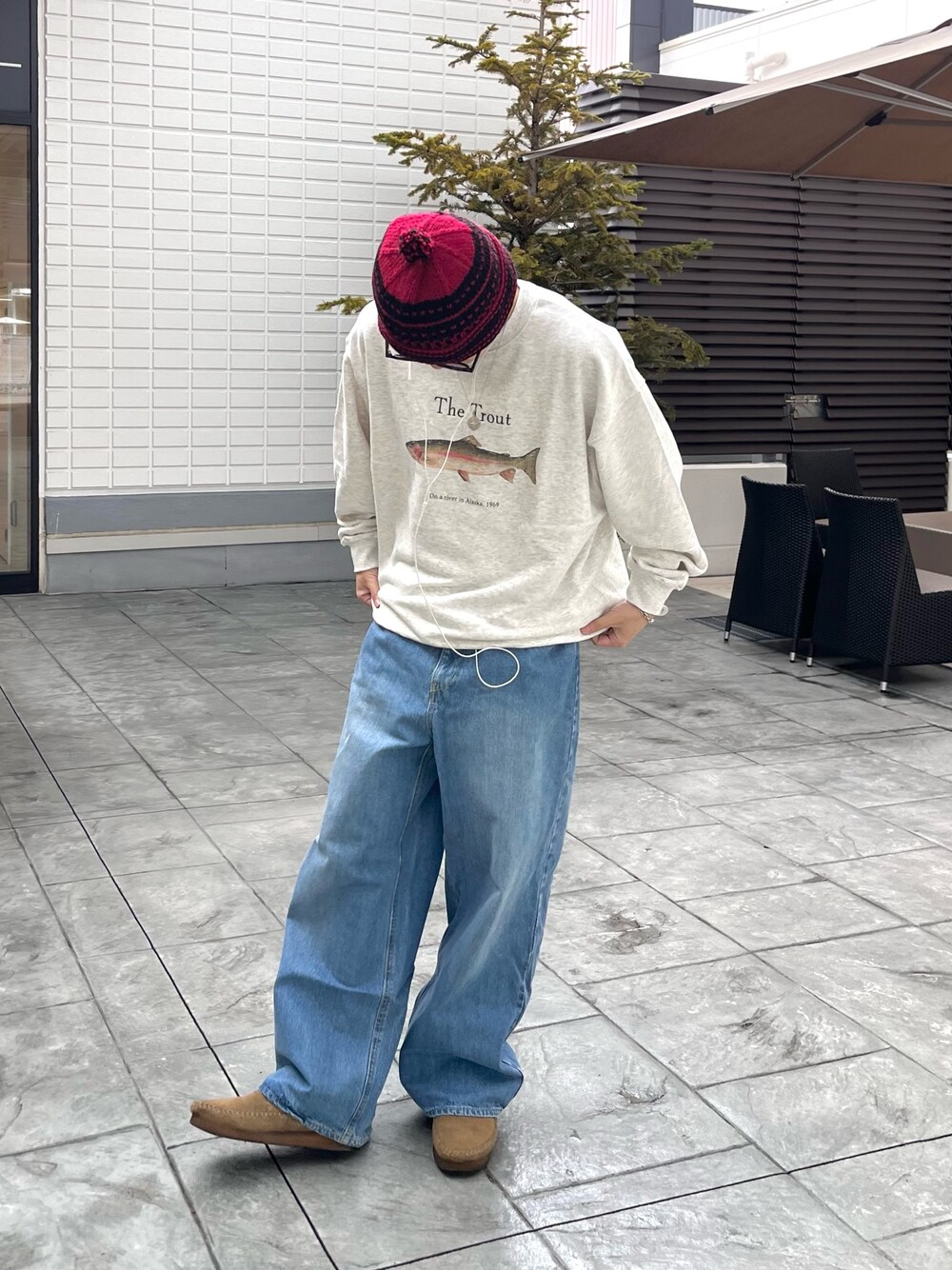 「ファッションを楽しもう、スウェット、スポーツミックス、お出かけコーデ、プチプラ、古着MIX、デニム、ブラウン、冬コーデ、ニット、ストリート、ブーツ、相互フォロー、いいね返し」｜「CPCMの裏毛ニジマスイラストスウェット（スウェット、ブルー系）」を使った、Ryota Iijimaさん（メンズ・172cm）の秋コーディネートの1枚目の写真