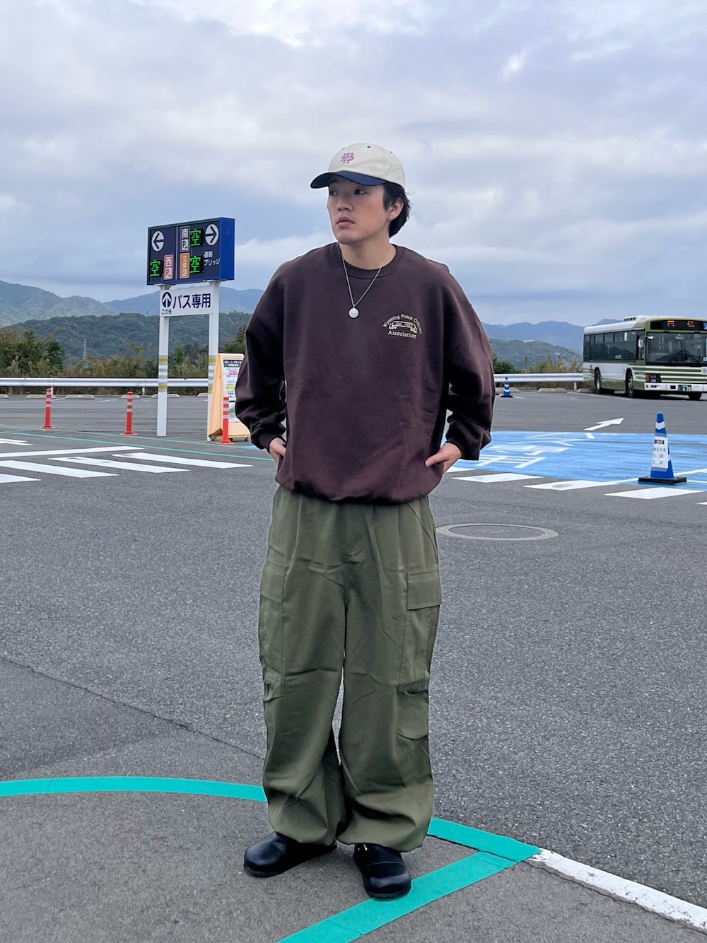 「ファッションを楽しもう、カーゴパンツ、ビッグシルエット、スウェット、スポーツミックス、お出かけコーデ、レザー、プチプラ、古着MIX、ブラウン、冬コーデ、キャップ、相互フォロー、いいね返し、フォローミー」｜「Dickiesのベースボールロゴキャップ（キャップ、ホワイト系）」を使った、Ryota Iijimaさん（メンズ・172cm）の秋コーディネートの1枚目の写真