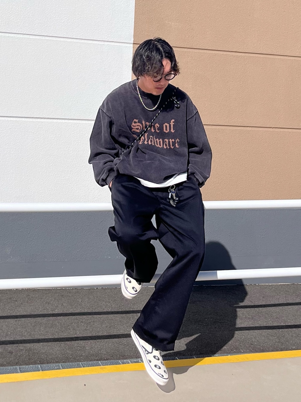 「ファッションを楽しもう、スラックス、スウェット、韓国ファッション、レイヤードスタイル、ミニバッグ、ストリート、冬コーデ、スニーカー、プチプラ、相互フォロー、いいね返し、スリッポン、ブラックコーデ」｜「CPCMのパウダー加工プリントスウェット（スウェット、ブラック系）」を使った、Ryota Iijimaさん（メンズ・172cm）の秋コーディネートの1枚目の写真