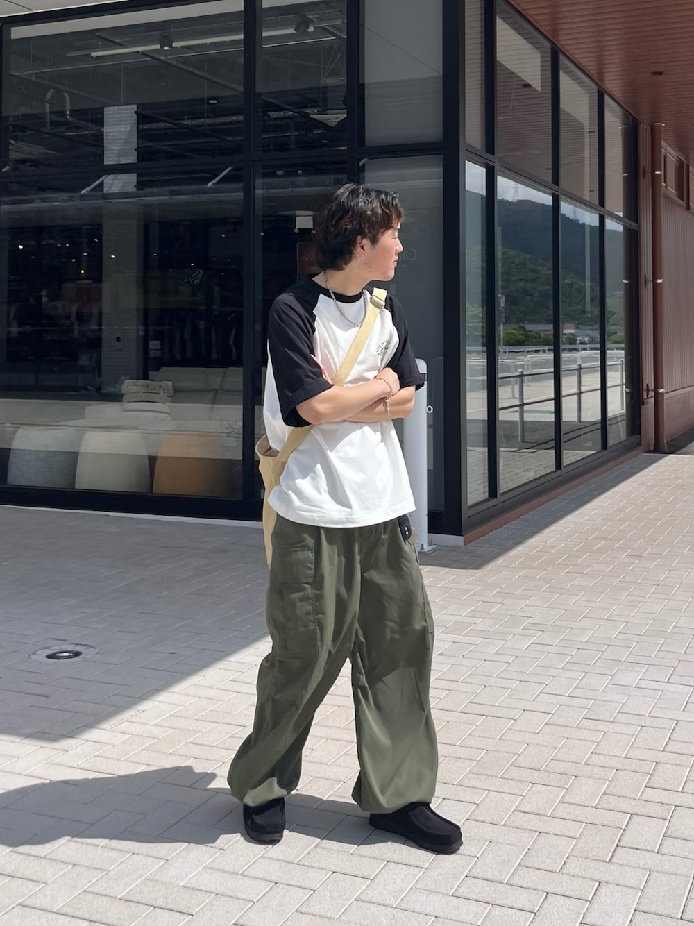 「みんなの白Tフェス、お出かけコーデ、フェススタイル、夏セールで買いました、ビッグシルエット、ロゴT、夏コーデ、休日スタイル、プチプラ、ストリート、ラグランTシャツ、カーゴパンツ、相互フォロー、フォローミー、いいね返し」｜「CPCMの胸1ポイント刺繍ラグランT（Tシャツ/カットソー、ブラック系）」を使った、Ryota Iijimaさん（メンズ・172cm）の夏コーディネートの1枚目の写真