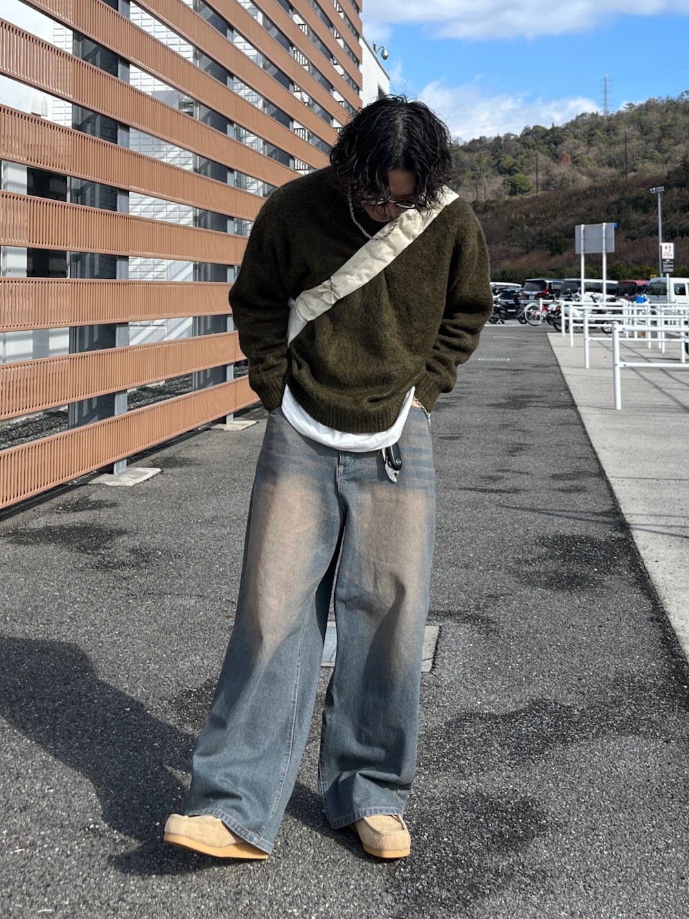「ワイドパンツ、ショルダーバッグ、ブーツ、ストリート、ニット、レイヤードスタイル、春色、休日スタイル、デニム」｜「CPCMのミックス糸モヘアライクニットプルオーバー（ニット/セーター、ブルー系）」を使った、Ryota Iijimaさん（メンズ・172cm）の冬コーディネートの1枚目の写真