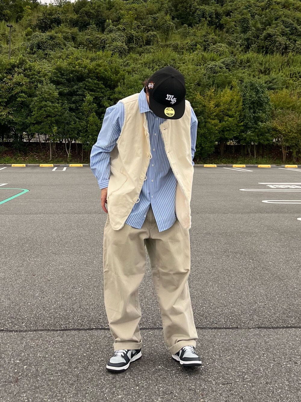「ブラウン、スニーカー、重ね着ベストシーズン、きれいめカジュアル、ハロウィン、キャップ、ストリート、ショルダーバッグ、シャツスタイル、リバーシブル、相互フォロー、いいね返し、フォローミー」｜「CPCMのリバーシブルワークファーベスト（ベスト、ホワイト系）」を使った、Ryota Iijimaさん（メンズ・172cm）の秋コーディネートの1枚目の写真