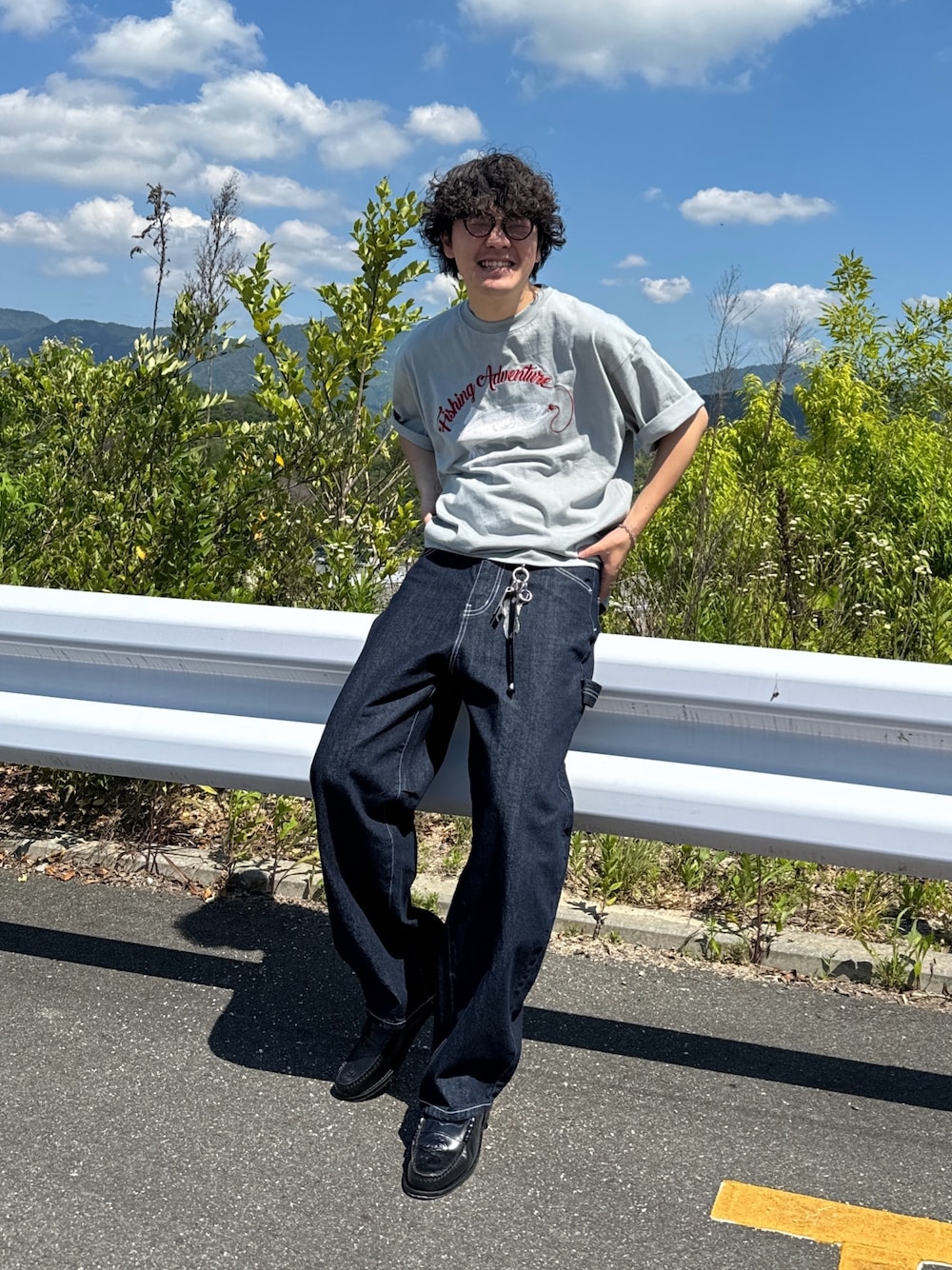 「夏コーデ、夏だ！Tシャツ着よう！、プチプラ、サングラス、お出かけコーデ」｜「CPCMのUSAコットンカーブペインターデニムパンツ（デニムパンツ、ブラック系）」を使った、Ryota Iijimaさん（メンズ・172cm）の夏コーディネートの1枚目の写真