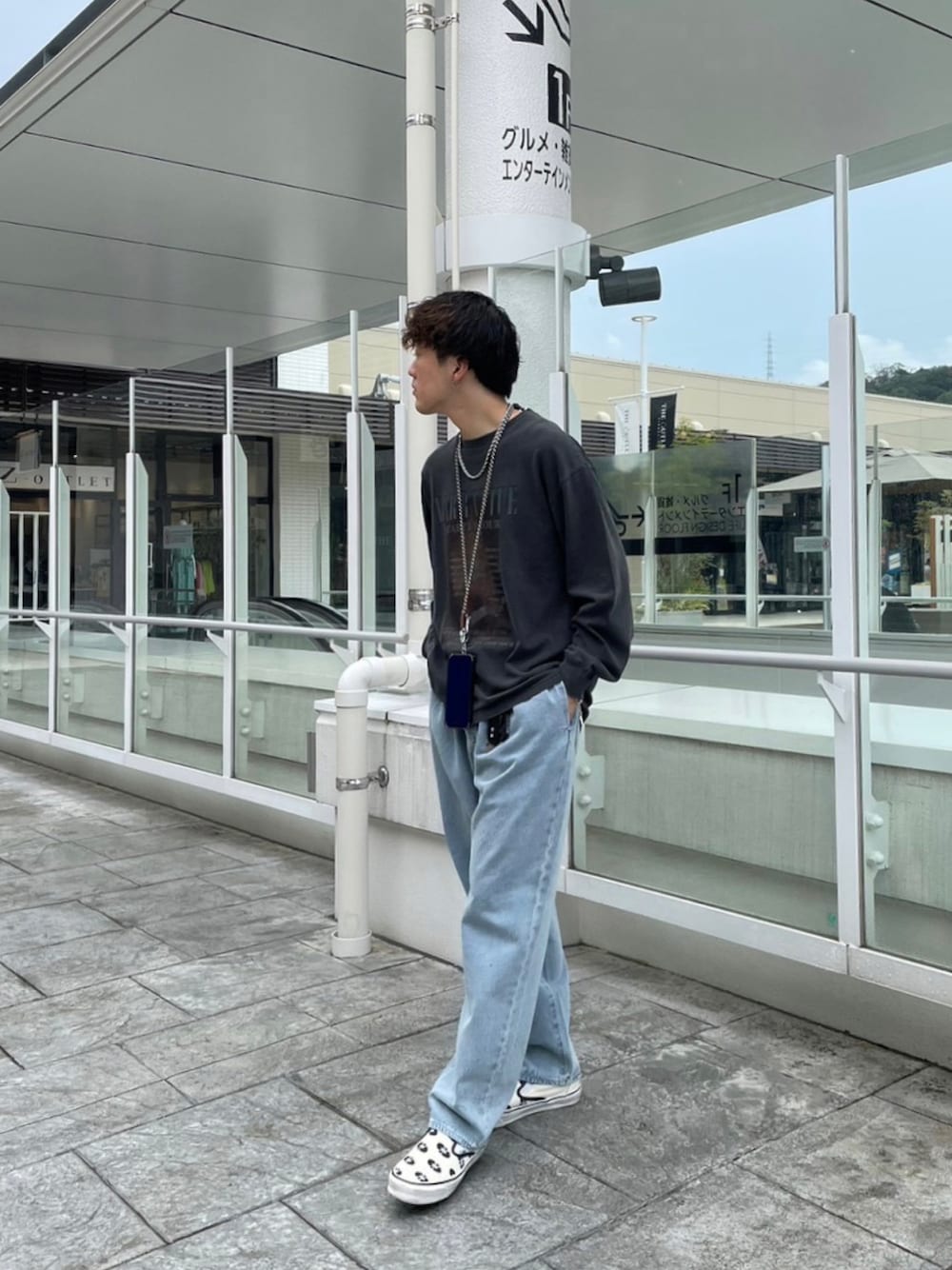 「お出かけコーデ、秋コーデ、ストリート、デニム、プチプラ、スニーカー、ロンT、休日スタイル、韓国ファッション、カラー×コーデ、ルード、スリッポン、いいね返し、フォローミー、相互フォロー」｜「CPCMのピグメントロックロンT（Tシャツ/カットソー、ブラック系）」を使った、Ryota Iijimaさん（メンズ・172cm）の秋コーディネートの1枚目の写真