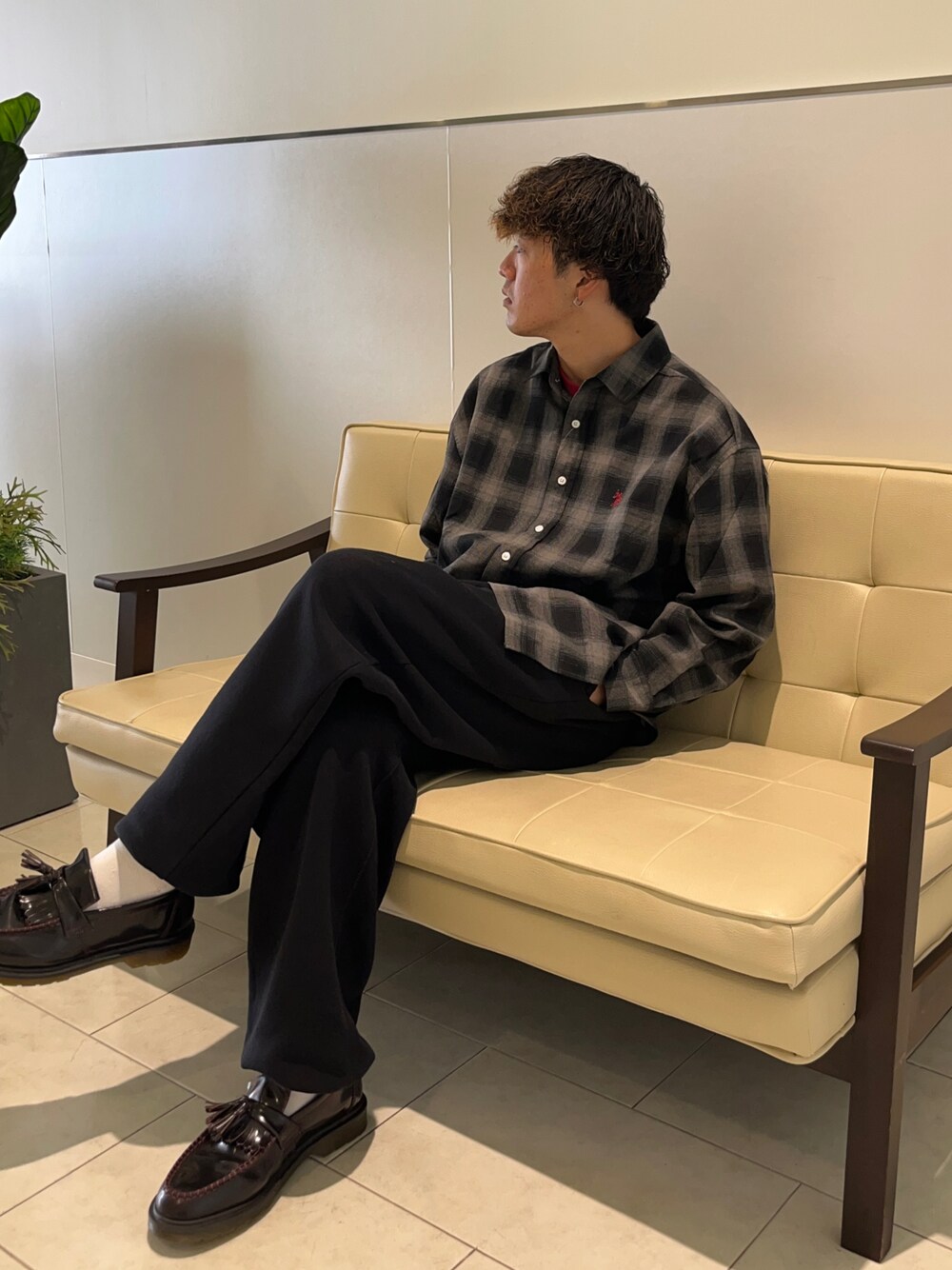 「アウトドアスタイル、シンプルコーデ、スウェット、ワイドパンツ、ストリート、秋コーデ、お出かけコーデ、チェック、きれいめカジュアル、プチプラ、シャツスタイル、ローファー、ブラックコーデ、いいね返し、相互フォロー」｜「U.S. POLO ASSN.の1ポイント刺繍シャツ（シャツ/ブラウス、ブラック系）」を使った、Ryota Iijimaさん（メンズ・172cm）の秋コーディネートの1枚目の写真