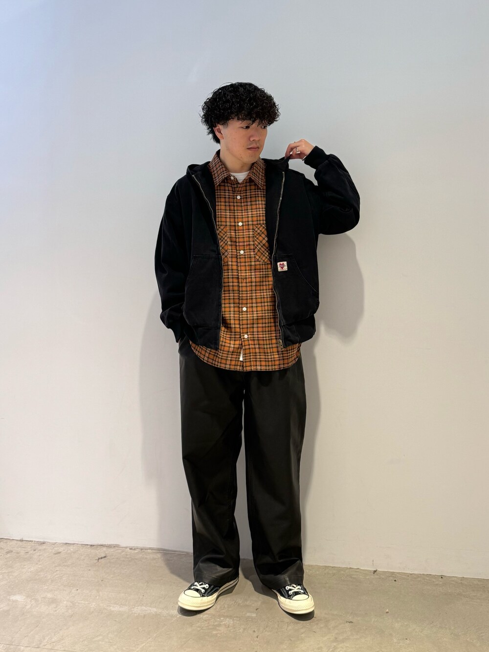 「レザー、秋っぽコーデ更新中、プチプラ、レイヤードスタイル、シャツスタイル、ブラウン、チェック、ハロウィン、スニーカー、お出かけコーデ」｜「CPCMのヴィンテージライクPUスケーターパンツ（その他パンツ、ブラック系）」を使った、Ryota Iijimaさん（メンズ・172cm）の秋コーディネートの1枚目の写真