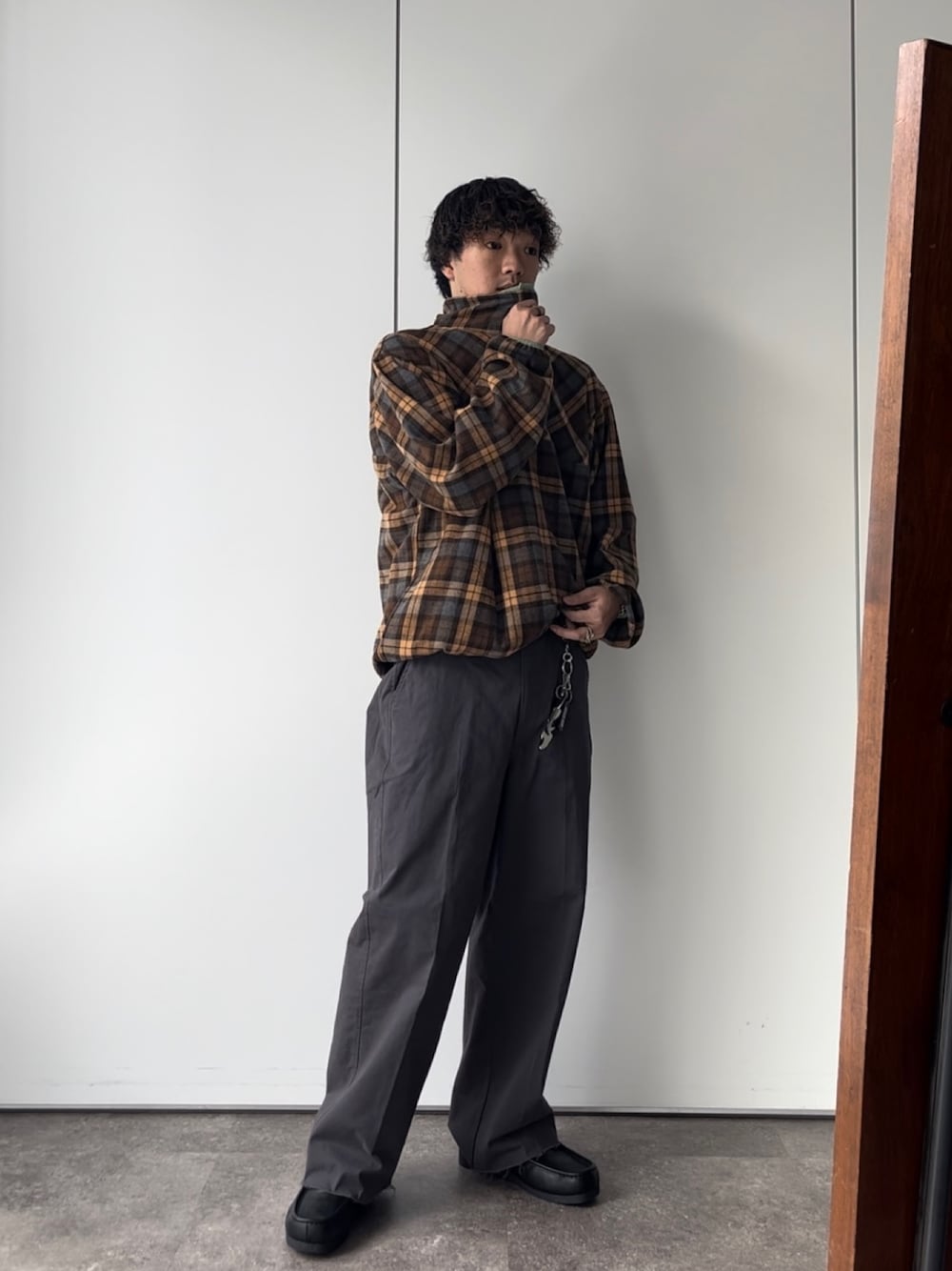 「スラックス、アウトドアスタイル、シンプルコーデ、ワイドパンツ、ブラウン、休日スタイル、チェック、ハロウィン、ストリート、ブーツ、ビッグシルエット、チノパン、相互フォロー、いいね返し、フォローミー」｜「CPCMの起毛チェックスタンドネックスナッププルオーバー（パーカー、ブラウン系）」を使った、Ryota Iijimaさん（メンズ・172cm）の秋コーディネートの1枚目の写真