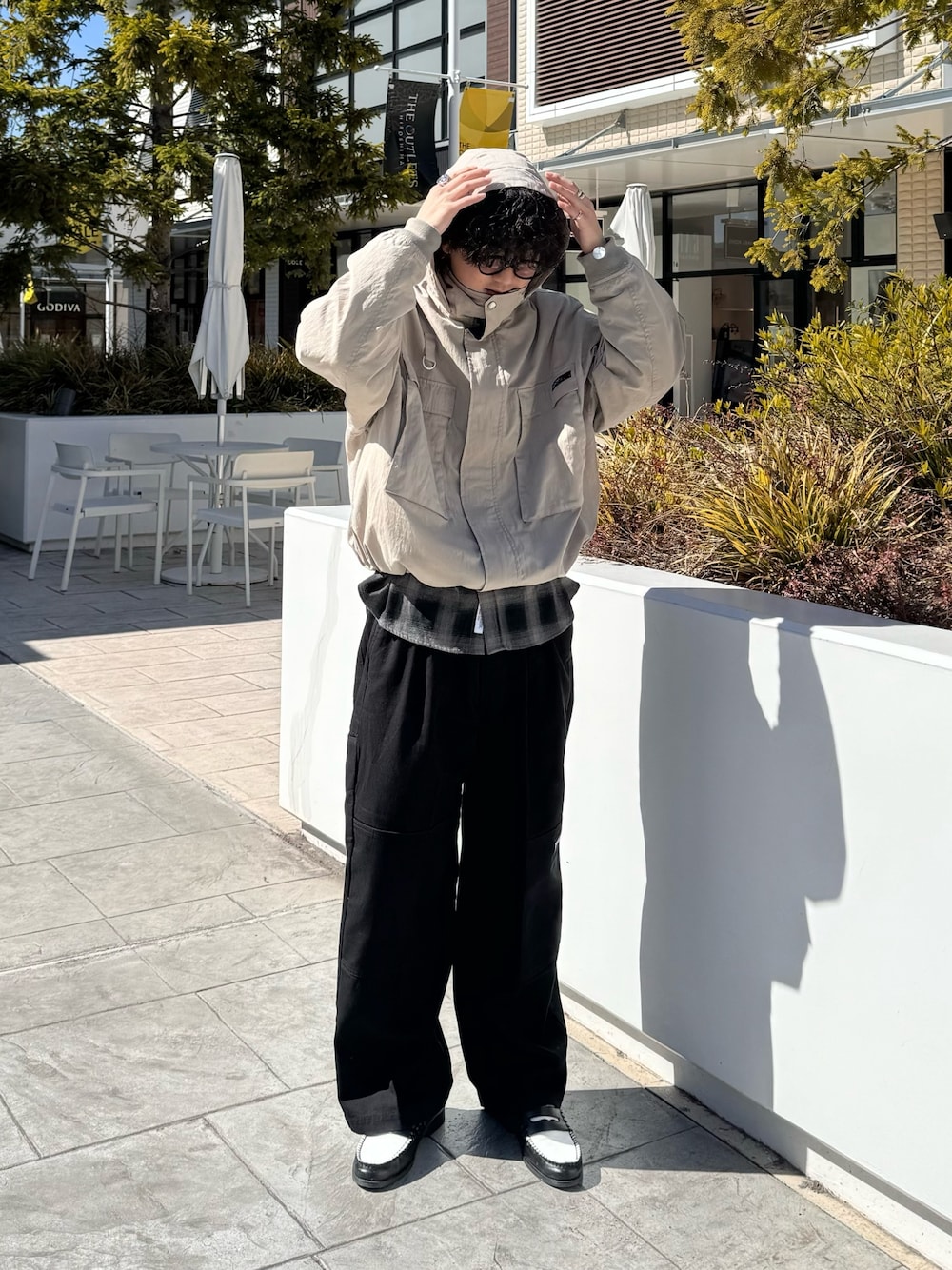 「シャツスタイル、ストリート、韓国ファッション、ローファー、お出かけコーデ、デートコーデ、プチプラ、メガネ男子、春夏コーデ」｜「CPCMのボリュームショートマンパ（マウンテンパーカー、グレー系）」を使った、Ryota Iijimaさん（メンズ・172cm）の春コーディネートの1枚目の写真
