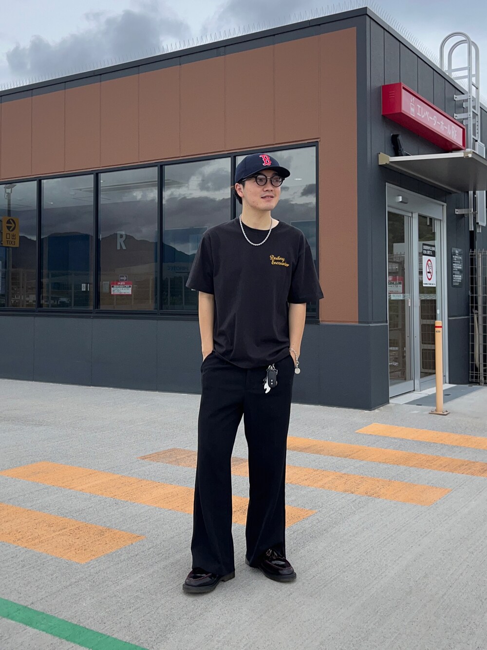 「ストリート、キャップ、ローファー、プチプラ、きれいめカジュアル、休日スタイル、韓国ファッション、メガネ男子、ブラウン、カラー×コーデ、スラックス、ロゴT、相互フォロー、いいね返し、フォローミー」｜「CPCMのアソートバック刺繍T（Tシャツ/カットソー、ブラック系）」を使った、Ryota Iijimaさん（メンズ・172cm）の秋コーディネートの1枚目の写真