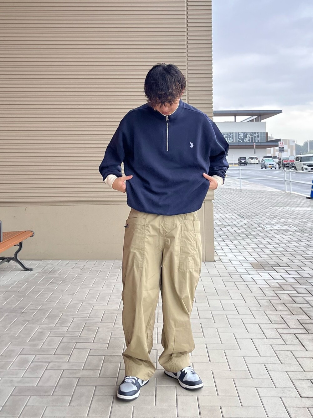 「秋服まるっと大公開、秋コーデ、カーゴパンツ、ベージュ、お出かけコーデ、スポーツミックス、アウトドアスタイル、シンプルコーデ、スウェット、ワイドパンツ、休日スタイル、スニーカー、ニット帽、相互フォロー、いいね返し」｜「U.S. POLO ASSN.の1ポイント刺繍裏毛ハーフジップスウェット（スウェット、ブルー系）」を使った、Ryota Iijimaさん（メンズ・172cm）の秋コーディネートの1枚目の写真