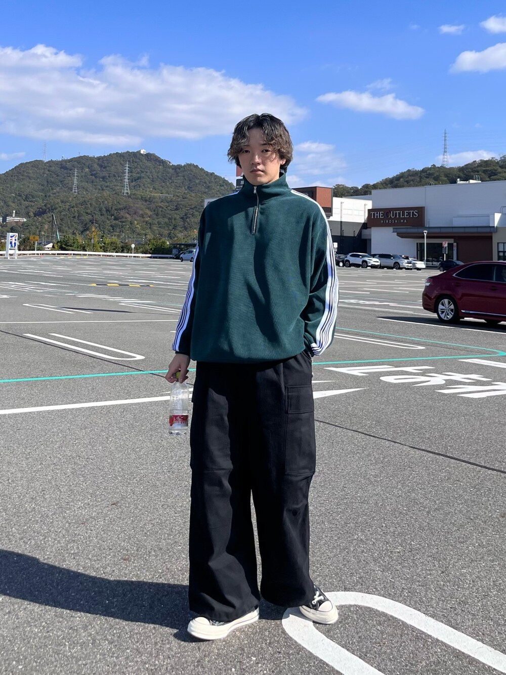 「ファッションを楽しもう、冬コーデ、コーデュロイ、ストリート、カーゴパンツ、韓国ファッション、休日スタイル、クリスマスに着たい服、スニーカー、ハーフジップ、相互フォロー、いいね返し、フォローミー」｜「CPCMの綿ツイルカーゴパンツ（カーゴパンツ、ブラック系）」を使った、Ryota Iijimaさん（メンズ・172cm）の冬コーディネートの1枚目の写真