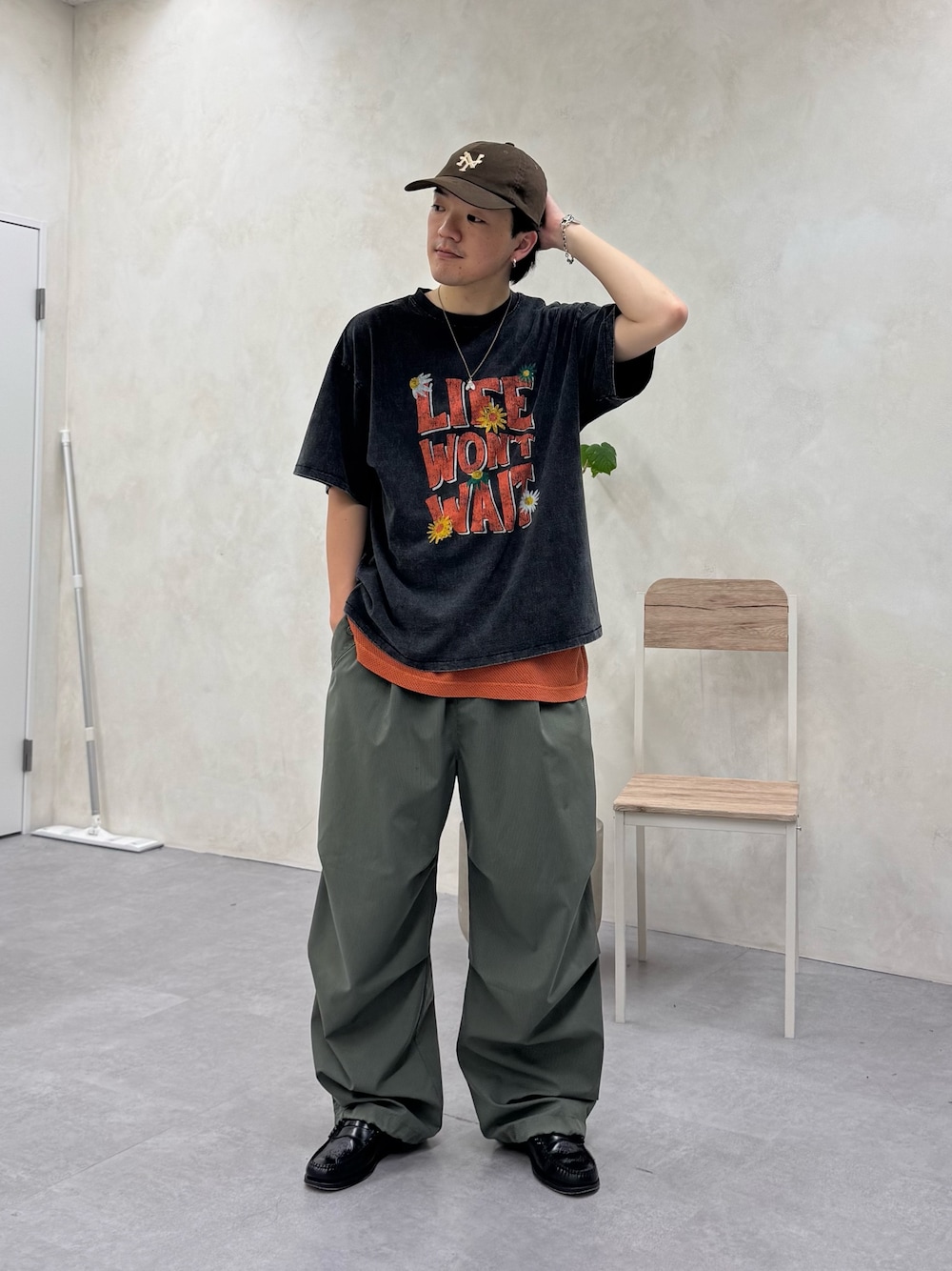 「アウトドアスタイル、夏コーデ、プチプラ、お出かけコーデ、フェススタイル、カーゴパンツ、キャップ、シンプルコーデ」｜「CPCMのパウダー加工ヴィンテージライクT（Tシャツ/カットソー、ブラック系）」を使った、Ryota Iijimaさん（メンズ・172cm）の夏コーディネートの1枚目の写真