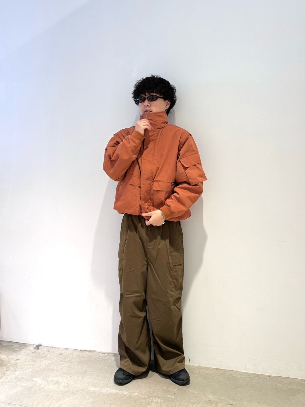 「ブラウン、日常に魔法を、休日スタイル、カーゴパンツ、淡色コーデ、プチプラ、冬コーデ、スニーカー、お出かけコーデ、冬アウター」｜「CPCMのツイルカーゴパンツ（カーゴパンツ、グリーン系）」を使った、Ryota Iijimaさん（メンズ・172cm）の秋コーディネートの1枚目の写真