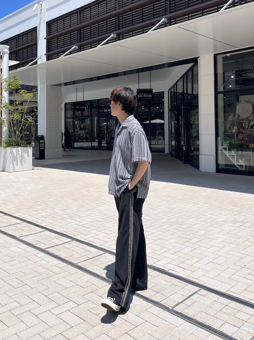 「韓国ファッション、休日スタイル、スニーカー、きれいめカジュアル、プチプラ、スラックス、レイヤードスタイル、カラー×コーデ、トラックパンツ、ストリート、レーストップス、シャツスタイル、コンバース、いいね返し、相互フォロー」｜「CPCMの総柄レース半袖シャツ（シャツ/ブラウス、ブラック系）」を使った、Ryota Iijimaさん（メンズ・172cm）の夏コーディネートの1枚目の写真