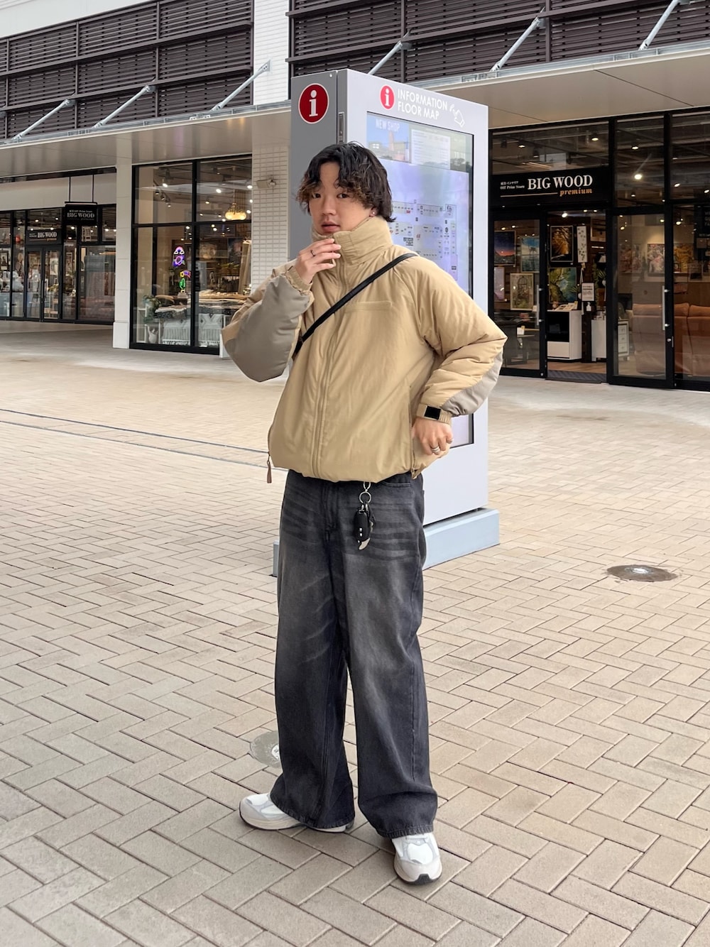 「淡色コーデ、ストリート、ミニバッグ、ダウンジャケット、韓国ファッション、冬アウター、休日スタイル、クリスマスに着たい服、スニーカー、マイベストコーデ2023、お出かけコーデ、デニム、相互フォロー、いいね返し、インスタフォローしてね！」｜「CPCMの中綿ミリタリーブルゾン（ブルゾン、ベージュ系）」を使った、Ryota Iijimaさん（メンズ・172cm）の冬コーディネートの1枚目の写真