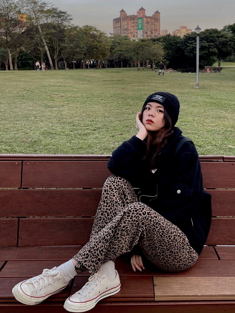 「girl、cool、converse、WINTER STYLE」｜「wooplanetのアイテム（パンツ、ブラウン系）」を使った、kJさん（レディース・166cm）の秋コーディネートの1枚目の写真