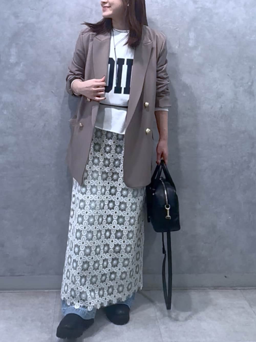 ブラウン系のテーラードジャケット、ホワイト系のスウェット、ブルー系のデニムパンツを着用したレディースの冬コーディネートの1枚目の写真