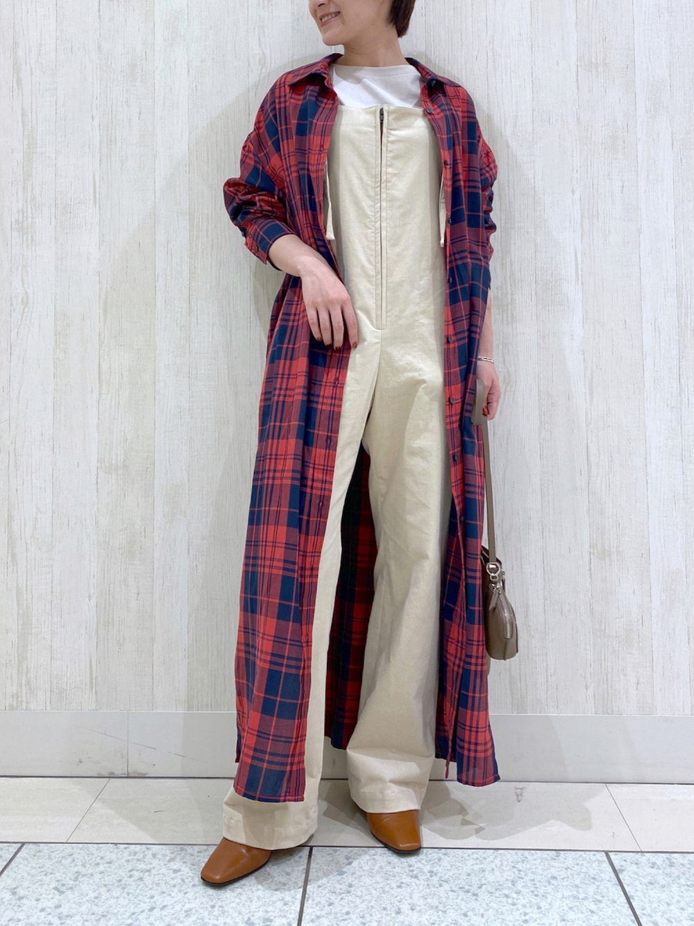 ベージュ系のTシャツ/カットソー、ベージュ系のワンピース、レッド系のシャツワンピースを着用したレディースの秋コーディネートの1枚目の写真