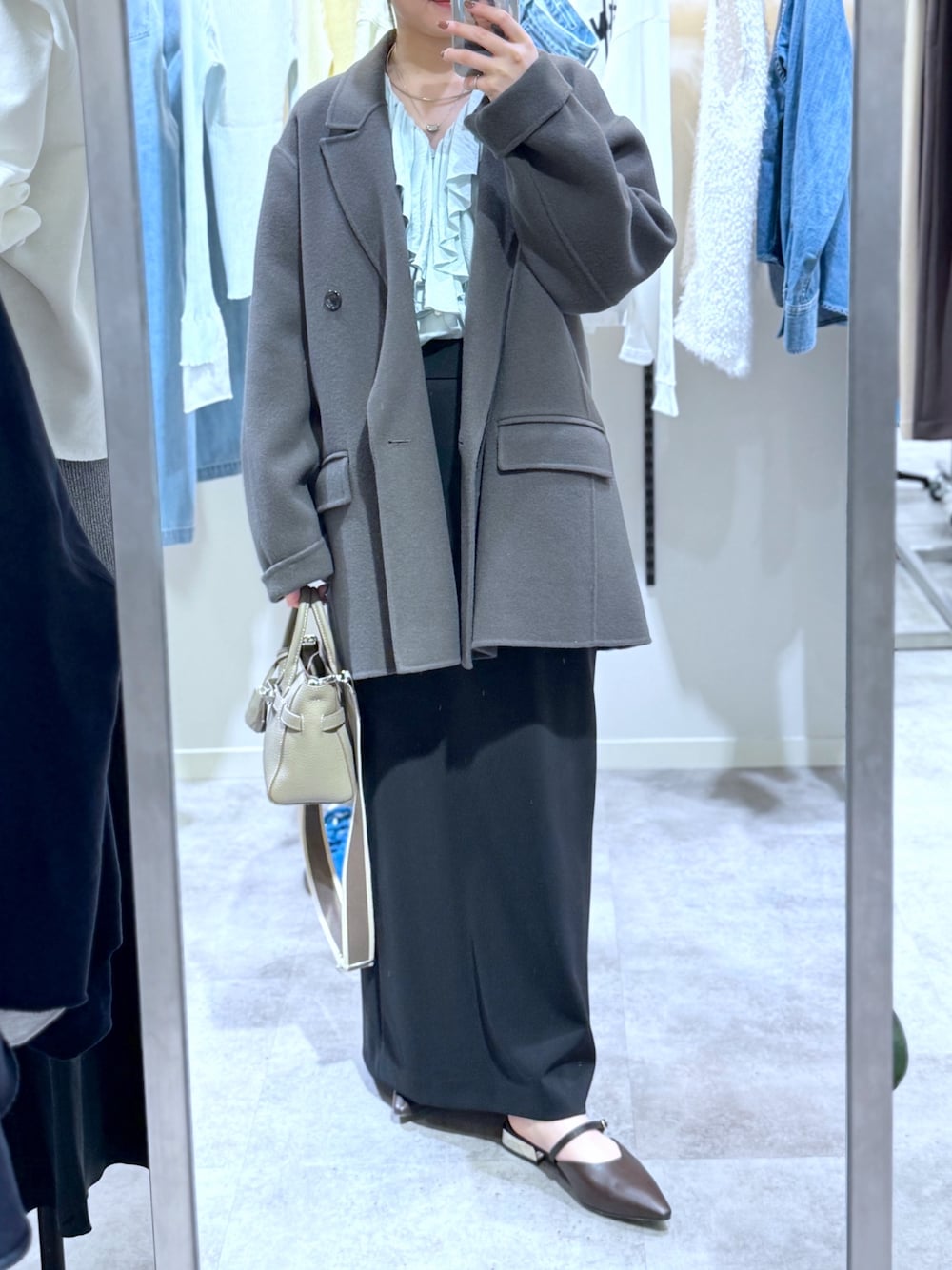 グレー系のその他アウター、ブルー系のシャツ/ブラウス、ブラック系のスカートを着用したレディースの冬コーディネートの1枚目の写真