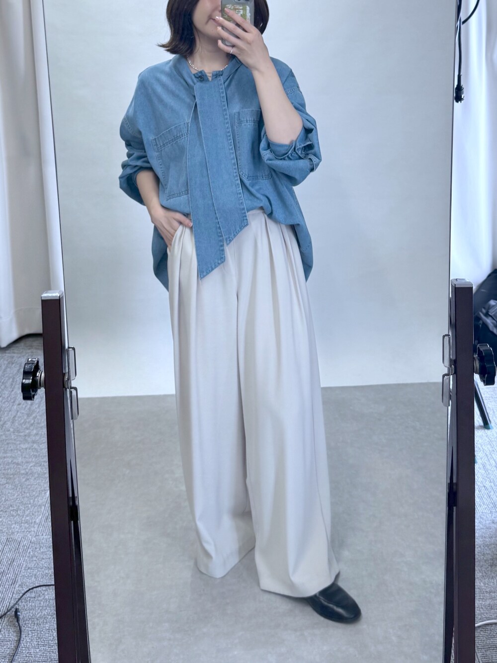 ブルー系のシャツ/ブラウス、グレー系のスラックス、ブラック系のローファーを着用したレディースの夏コーディネートの1枚目の写真