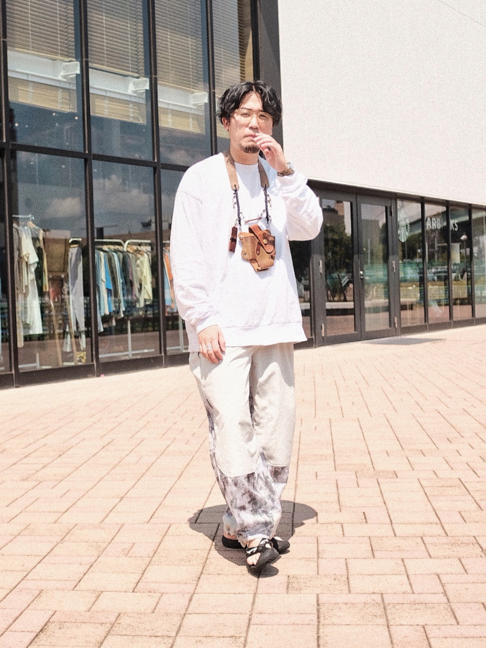 ホワイト系のパンツを着用したメンズの秋コーディネートの1枚目の写真