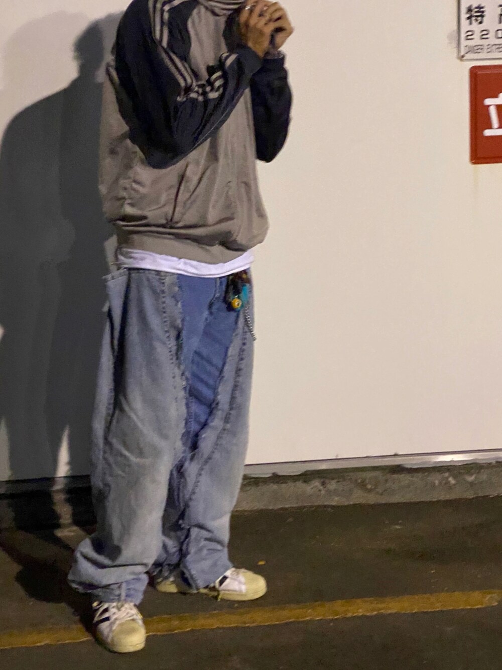 「古着、カジュアル、秋のコーデ、ストリート、リメイク、古着MIX、ビックシルエット、ootd、秋服、トラックジャケット、モノトーンコーデ、スケータースタイル、おしゃれさんと繋がりたい、いいね、save、フォローお願いします🤑」｜「adidasのアイテム（その他アウター、グレー系）」を使った、kilaaさん（メンズ・181cm）の秋コーディネートの1枚目の写真