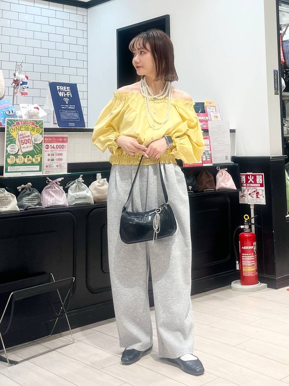「春コーデ、テーマパークコーデ、着痩せ・細見え、カジュアル、若見え、LOWRYS FARM、ローリーズスタイル_LOWRYS FARM、大人女子カジュアル_LOWRYS FARM、大人カジュアル、夏コーデ、春色、ブラウス、スウェット、スウェットパンツ、新作」｜「LOWRYS FARMのパールタレンネックレス　249411（ネックレス、ベージュ系）」を使った、minoriさん（レディース・156cm）の春コーディネートの1枚目の写真