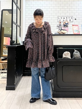 「LOWRYS FARM（ローリーズファーム）のデニムフレアパンツ　 498676（デニムパンツ、ブルー系）」を使った、minoriさん（レディース・156cm）の秋コーディネート