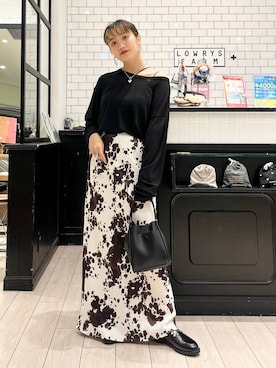 「LOWRYS FARM（ローリーズファーム）のストレッチサテンスカート　 290120（スカート、その他）」を使った、minoriさん（レディース・156cm）の秋コーディネート