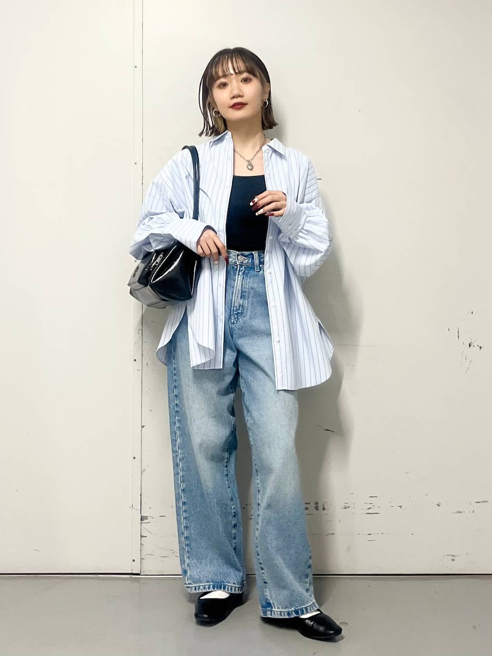 「着痩せ・細見え、カジュアル、若見え、LOWRYS FARM、ローリーズスタイル_LOWRYS FARM、大人女子カジュアル_LOWRYS FARM、大人カジュアル、春コーデ、春色、新作、シャツ、デニムパンツ、おでかけ、テーマパーク、旅行」｜「LOWRYS FARMのスタイルＵＰカップクロップド　111886（Tシャツ/カットソー、ブラック系）」を使った、minoriさん（レディース・156cm）の冬コーディネートの1枚目の写真