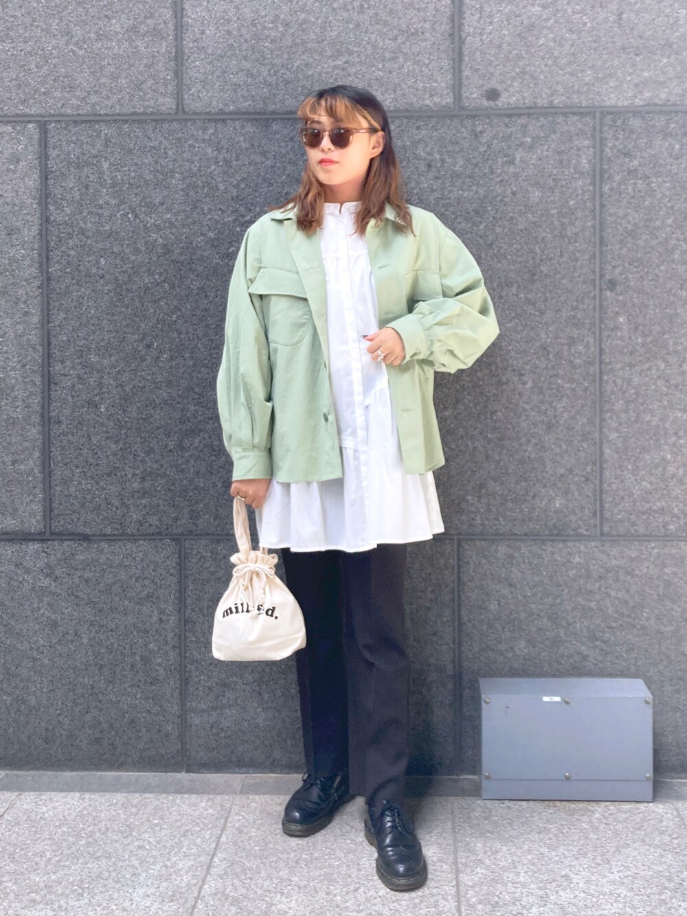「カラーパンツ、MILKFED.、milkfed._ootd、秋トレンド2021」｜「MILKFED.のCENTER PRESSED PANTS（その他パンツ、ブラック系）」を使った、常岡 琴さん（レディース・165cm）の秋コーディネートの1枚目の写真