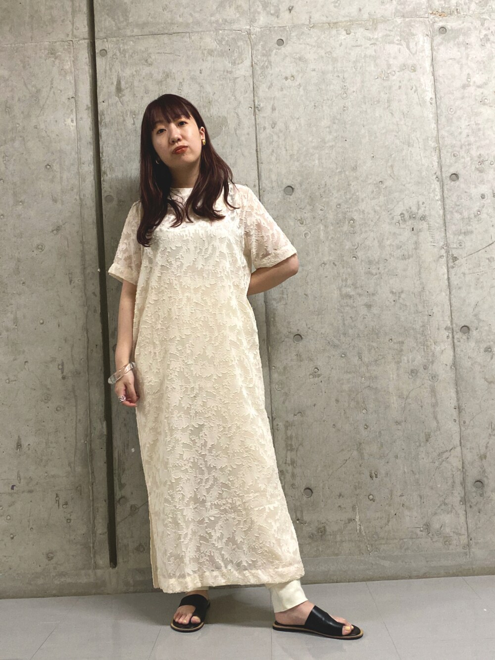 「大人カジュアル、KBF、KBF+、KBFBOX、トングサンダル、ワントーンコーデ、ホワイトコーデ、レイヤードスタイル、フィリップオーディベール、シルバーアクセ」｜「KBFのカットジャガードシアーワンピース（ワンピース、ホワイト系）」を使った、ひーさんさん（レディース・154cm）の夏コーディネートの1枚目の写真