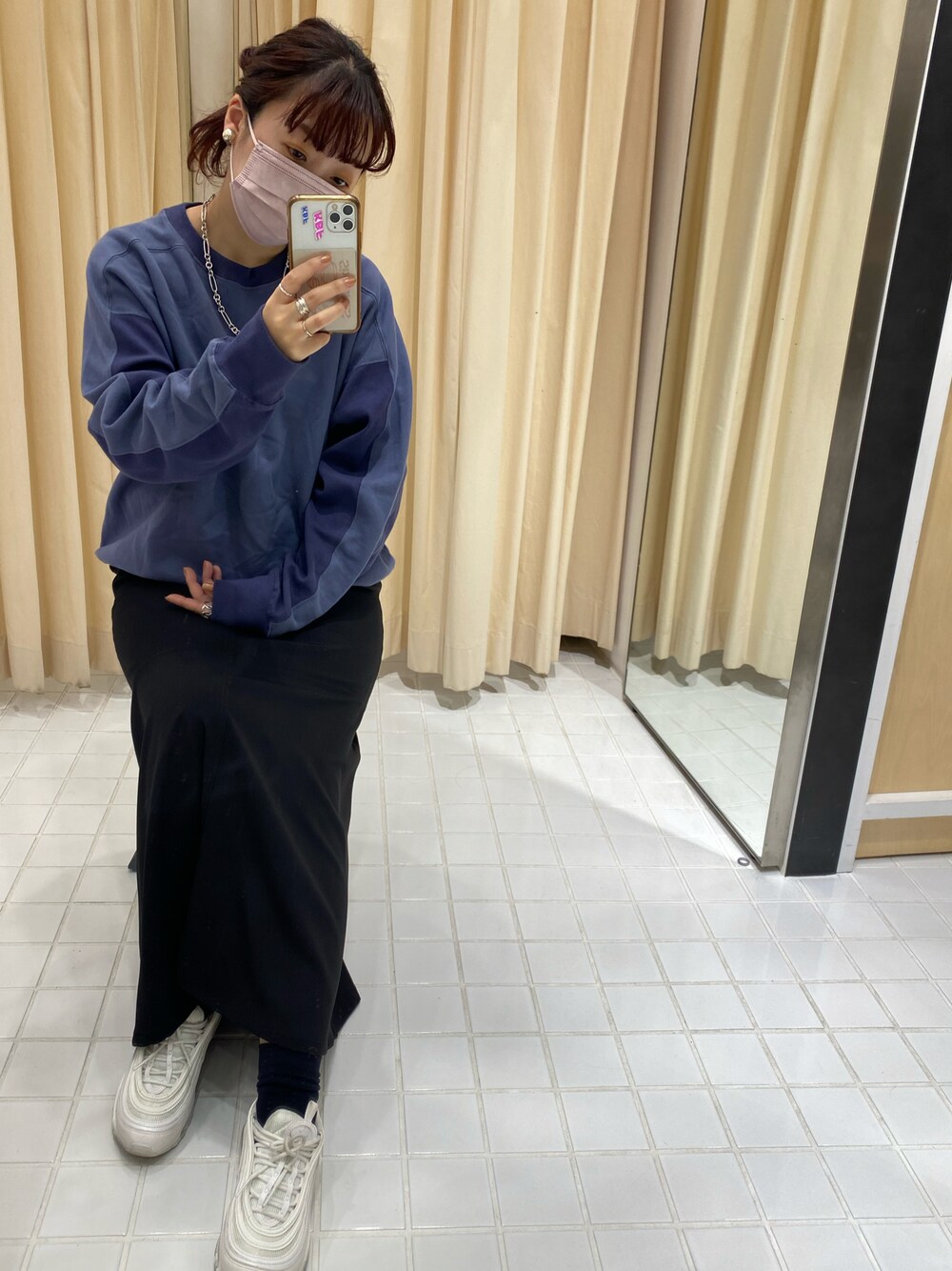 「ロングスカート、KBF、TODAYFUL、NIKE、SLOBE IENA、大人カジュアル、低身長、URBAN RESEARCH DOORS、キルトジャケット、スウェット、シルバーアクセサリー、スニーカー、おしゃれさんと繋がりたい、出勤コーデ、バイカラー」｜「KBF+のKBF+　切替マーメイドスカート（スカート、ブラック系）」を使った、ひーさんさん（レディース・154cm）の冬コーディネートの1枚目の写真