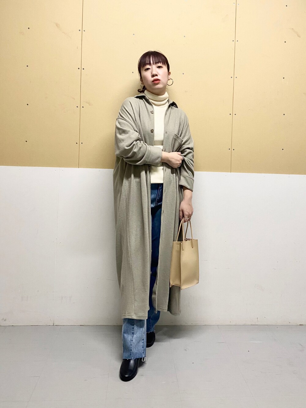 「シャツワンピース、デニム、バックスリット、ショートブーツ、おしゃれさんと繋がりたい、シンプル、大人カジュアル、低身長、ワンピース、きまわしコーデ、きれいめカジュアル、羽織りワンピース、ユニクロ、KBF、SMELLY」｜「KBFのスクエアミニBAG（ショルダーバッグ、ベージュ系）」を使った、ひーさんさん（レディース・154cm）の冬コーディネートの1枚目の写真