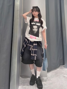 「WHO'S WHO gallery（フーズフーギャラリー）の【PETERANDERSON×VIDEO SHOP】 Bjork（Tシャツ/カットソー、ホワイト系）」を使った、misakiさん（レディース・145cm）の夏コーディネート