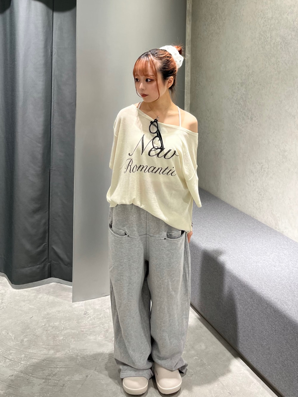 イエロー系のTシャツ/カットソー、グレー系のスウェットパンツ、ブラック系のサングラスを着用したレディースの夏コーディネートの1枚目の写真