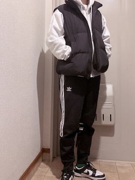 「アイテム（ダウンベスト）」を使った、スニーカーさん（レディース・170cm）の秋コーディネート