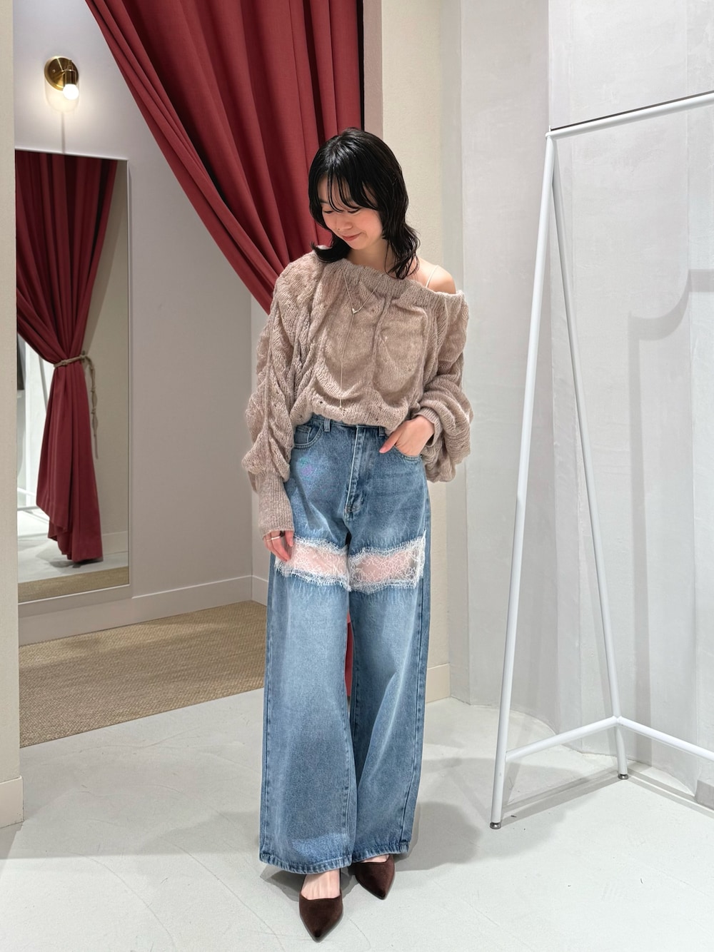 ブルー系のデニムパンツ、ブラウン系のパンプス、ホワイト系のキャミソールを着用したレディースの秋コーディネートの1枚目の写真