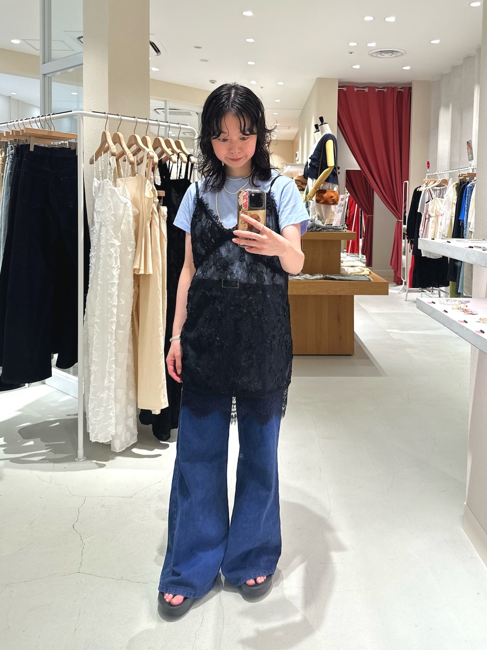 ブルー系のTシャツ/カットソー、ブラック系のシャツ/ブラウス、ブルー系のデニムパンツを着用したレディースの秋コーディネートの1枚目の写真