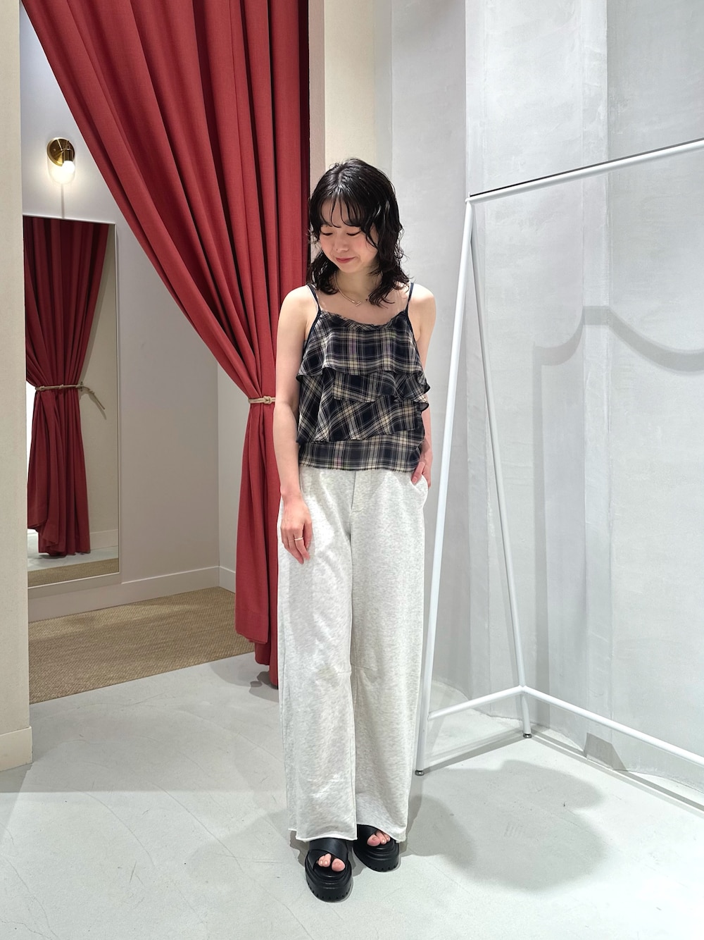 ブルー系のキャミソール、グレー系のスウェットパンツを着用したレディースの秋コーディネートの1枚目の写真