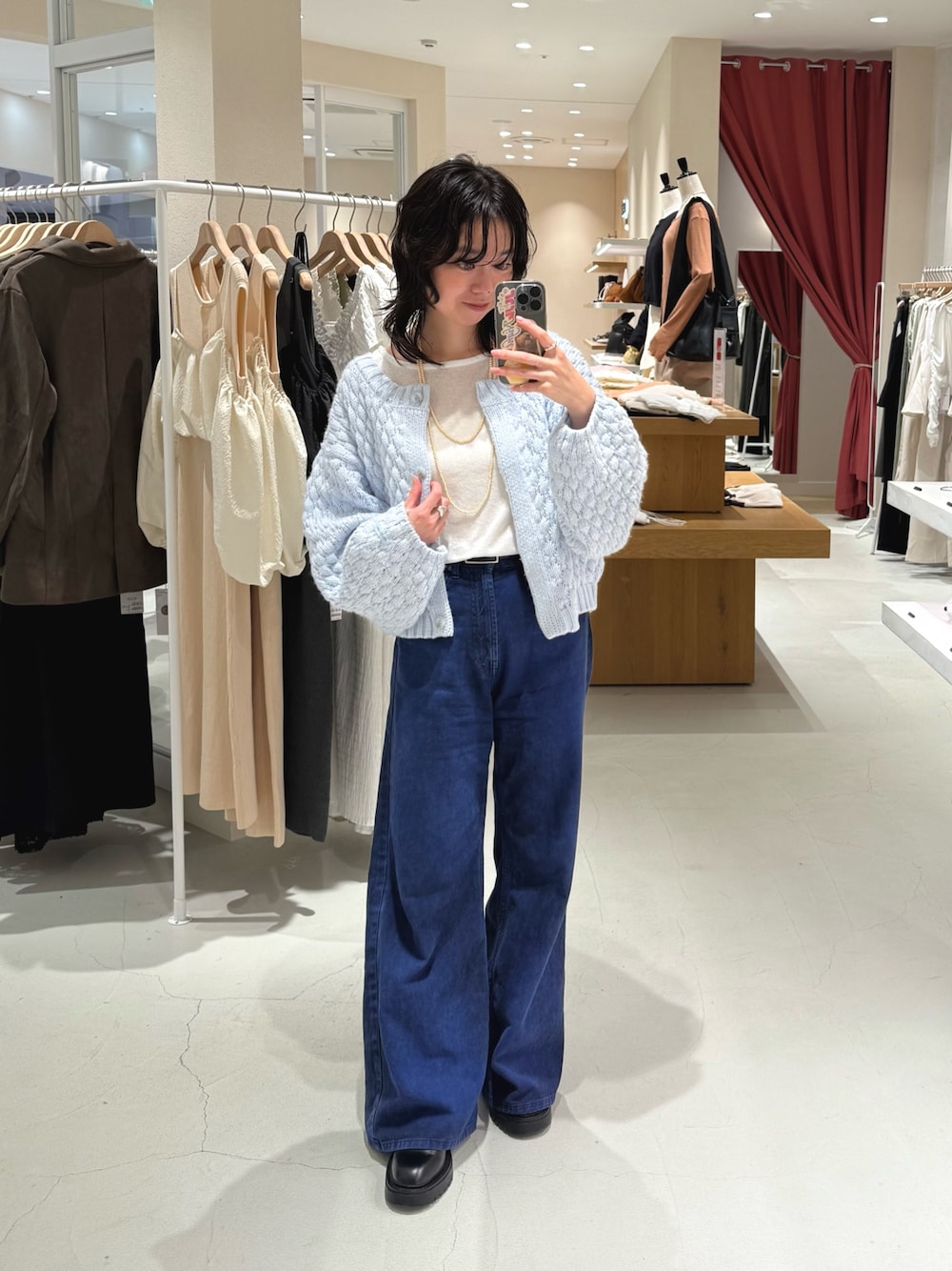 ブルー系のカーディガン/ボレロ、ホワイト系のTシャツ/カットソー、ブルー系のデニムパンツを着用したレディースの秋コーディネートの1枚目の写真